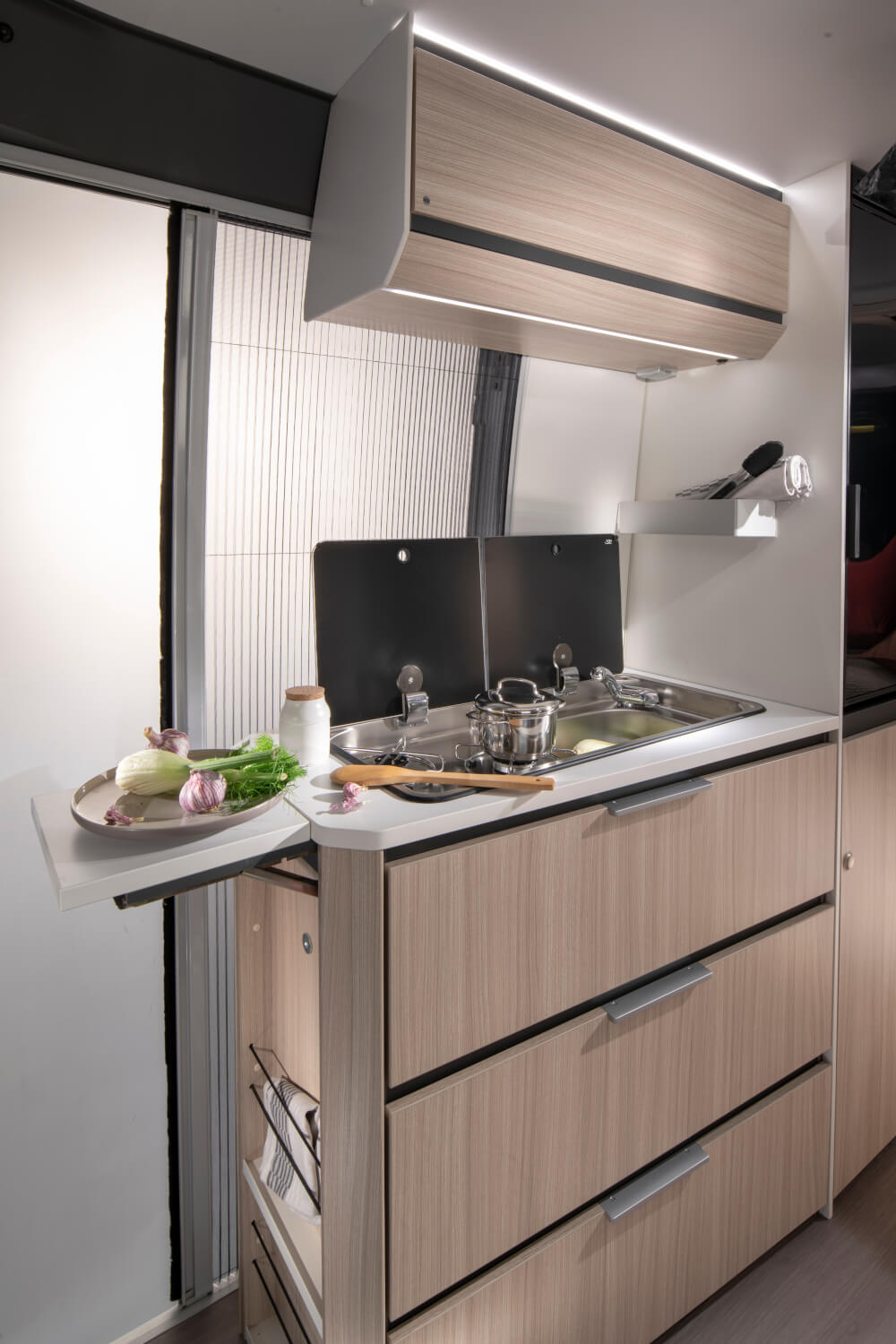 Adria Twin Axess 600 SP Kastenwagen 2022 Küche