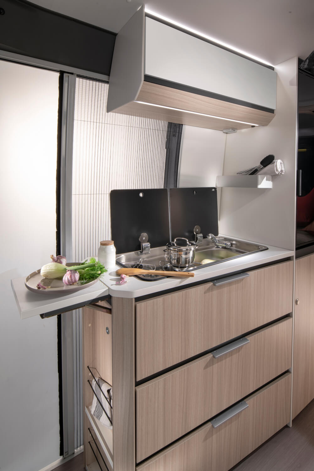 Adria Twin All-In 600 SP Family Kastenwagen 2022 Küche
