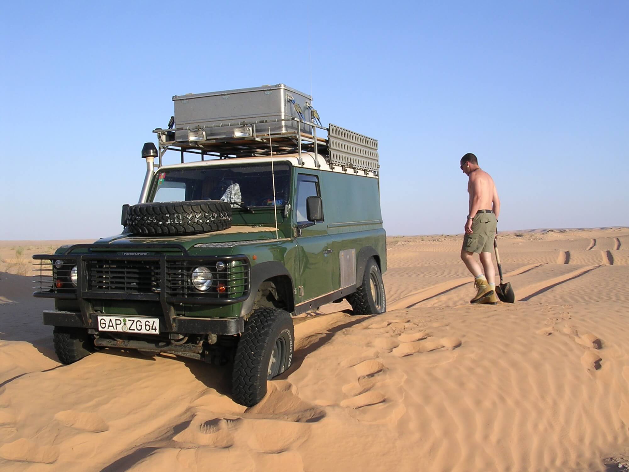 Geländewagen festgefahren im Wüstensand