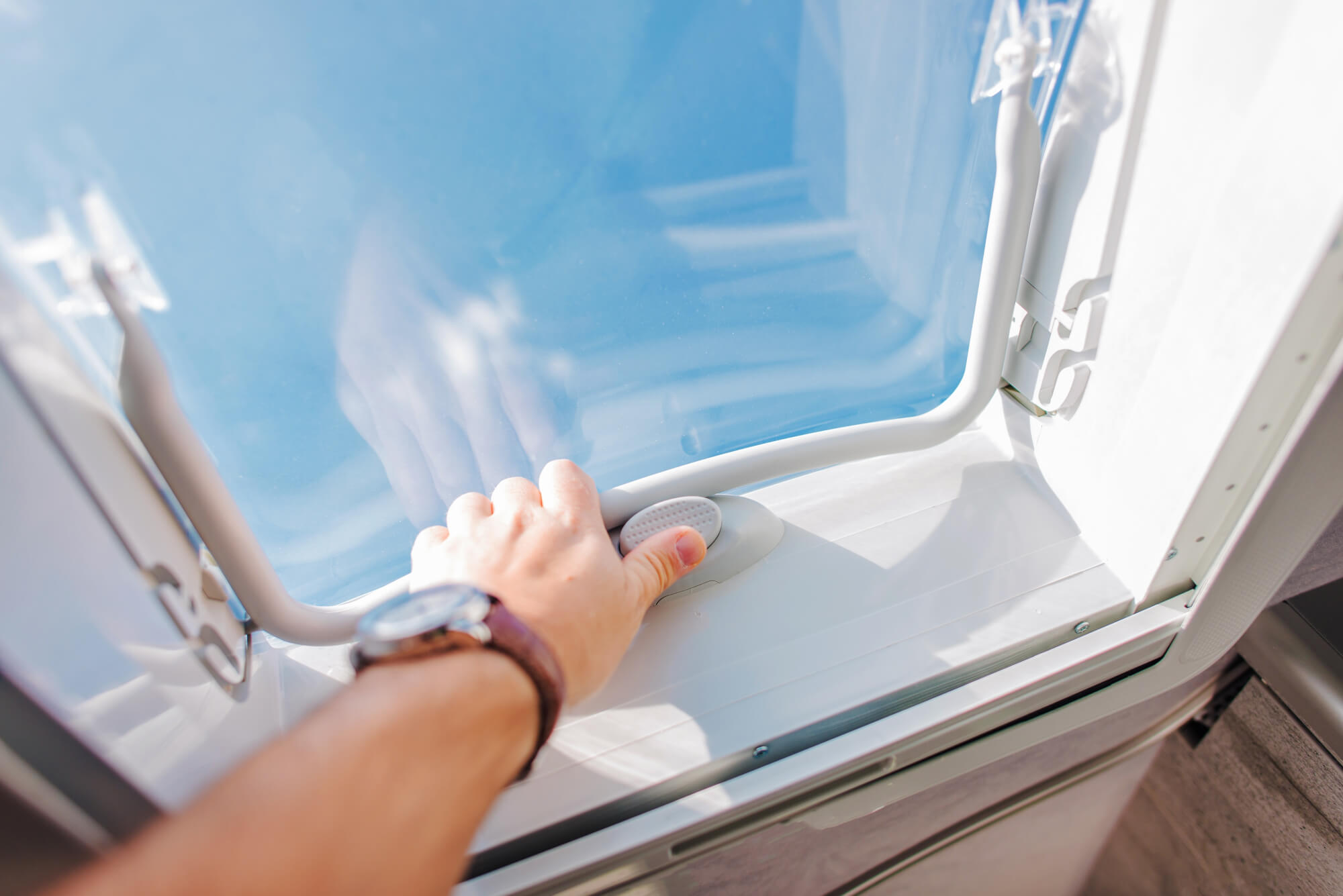 Nasse Fenster im Wohnwagen: Ursachen und Lösungen