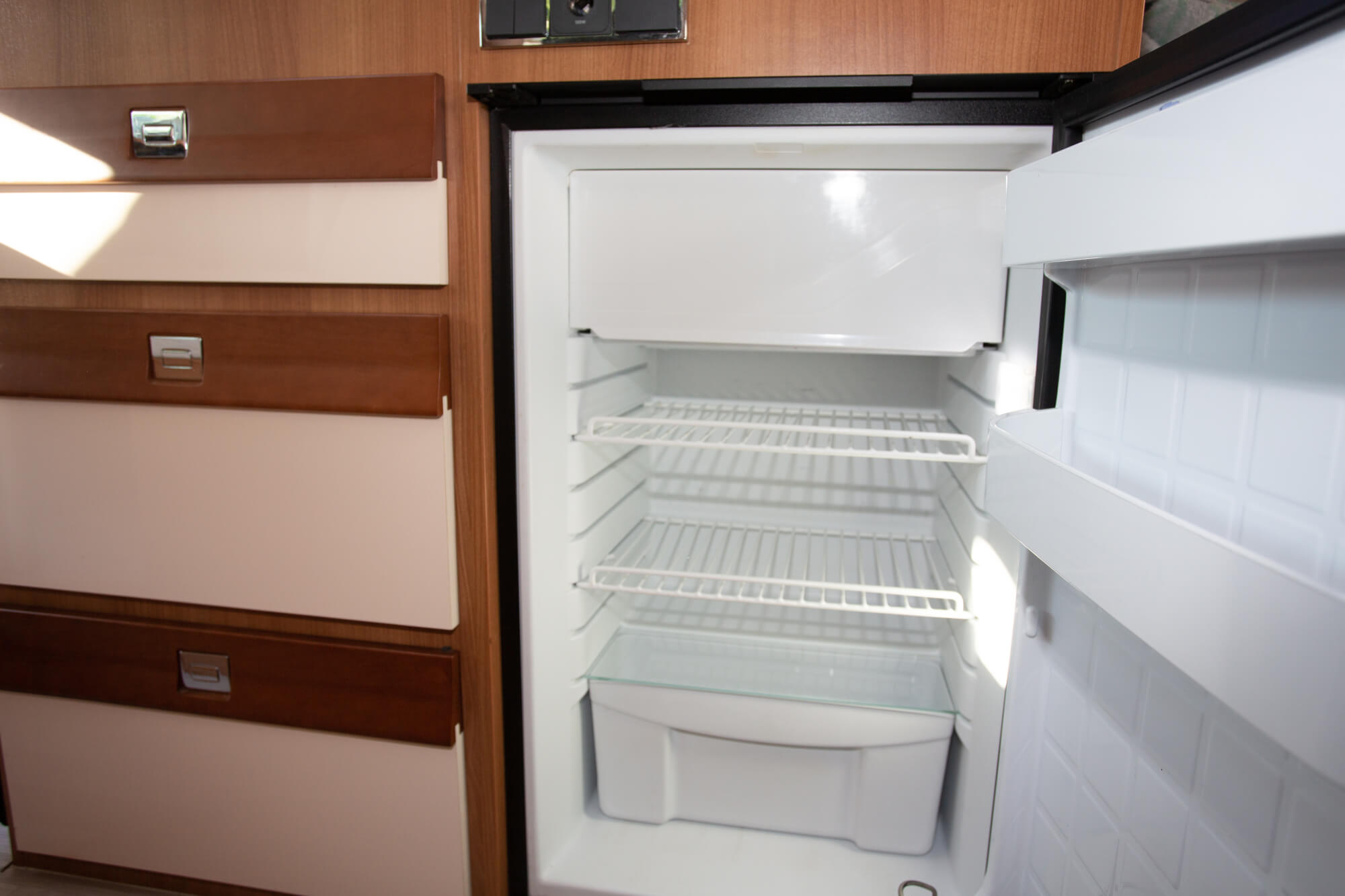 Kleiner Kühlschrank mit integriertem Tiefkühlfach