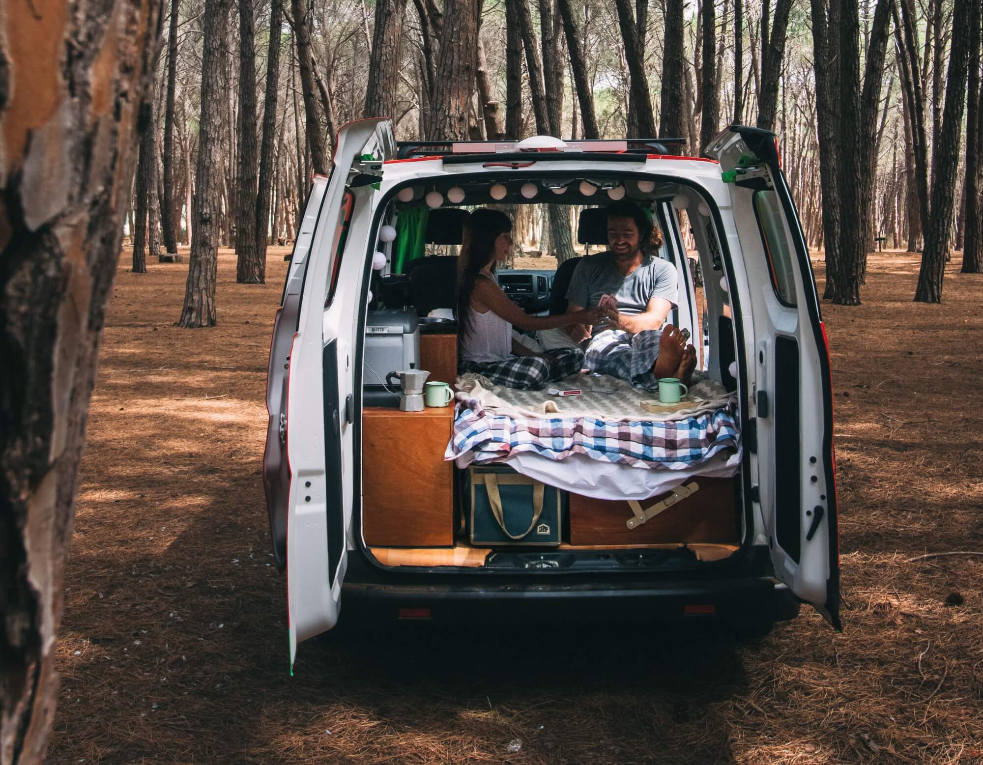 8 Auto Übernachtung-Ideen  sommerideen, wohnwagen leben, im auto schlafen